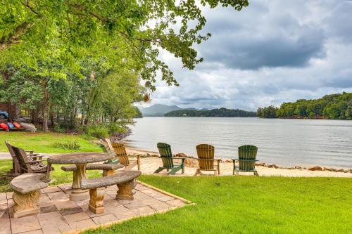 Cozy Lake Chatuge Getaway, Walk to Water! in Hayesville, USA