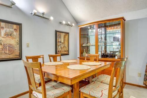 Cozy Lake Chatuge Getaway, Walk to Water! in Hayesville, USA