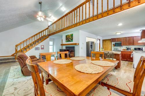Cozy Lake Chatuge Getaway, Walk to Water! in Hayesville, USA
