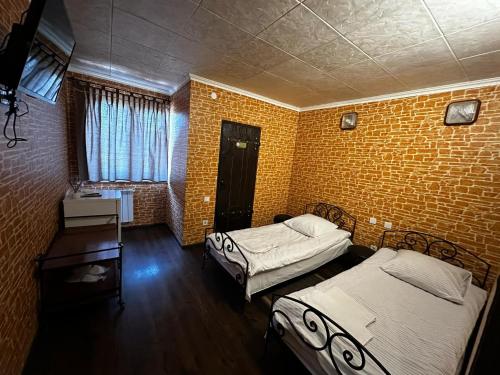 2 twin beds