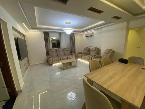 شقة المهندسين جامعة الدول ميدان لبنان الدقي فندقية in Mohandesin