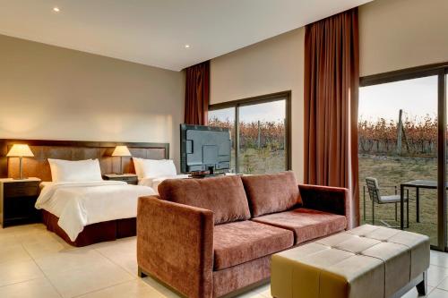 Book the Grand Twin Balcony, Guest Room with Mountain View Grand Twin Balcony, Guest Room with Mountain View