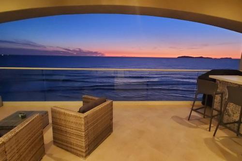BEACH FRONT CONDO, PRIVATE BEACH and AMAZING VIEWS!! in Baja Malibu