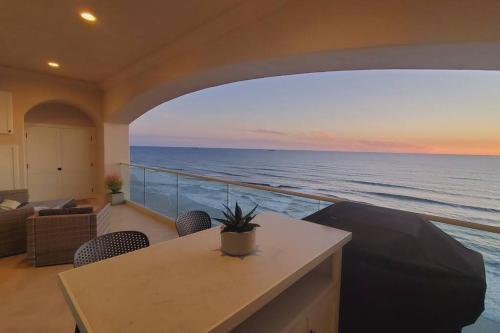 BEACH FRONT CONDO, PRIVATE BEACH and AMAZING VIEWS!! in Baja Malibu