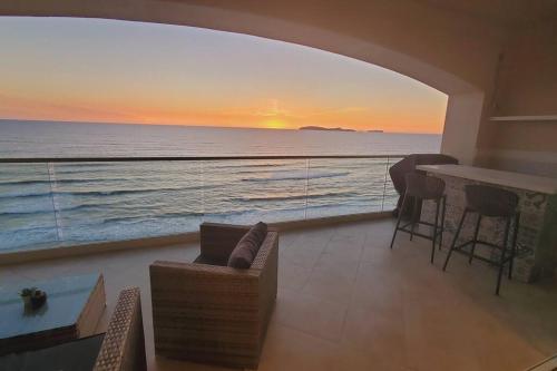 BEACH FRONT CONDO, PRIVATE BEACH and AMAZING VIEWS!! in Baja Malibu