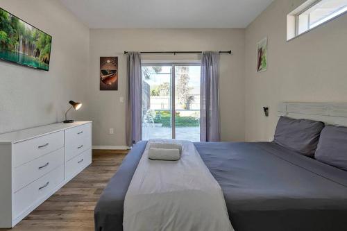 Palm Paradise with Heated Saltwater Pool - 10 min to the Beach in Palm Coast, USA