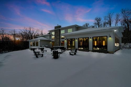 The Perfect Escape- Indoor Pool Spa, VR & Theater home