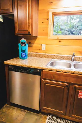 Ole Red Retreat - 10 minutes to Gatlinburg & Great Smoky Mountains in Gatlinburg, USA