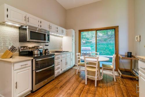 Stratton Mountain Ski Plus Summer Adventure House on Stratton Shuttle in Stratton Mountain, USA