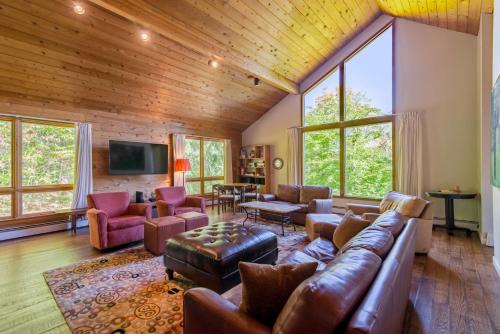 Stratton Mountain Ski Plus Summer Adventure House on Stratton Shuttle in Stratton Mountain, USA