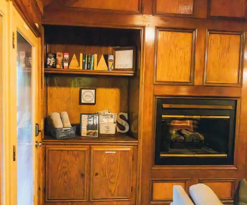 Ole Red Retreat - 10 minutes to Gatlinburg & Great Smoky Mountains in Gatlinburg, USA
