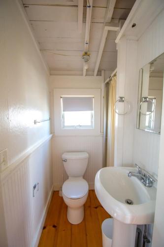 Cozy Beach Bungalow - image 6