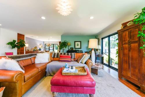 Spacious 2BR Oasis with Hot Tub & Master Bath and Washer Dryer in Los Angeles, USA