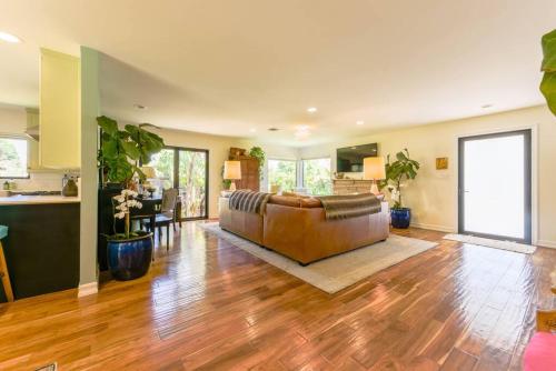 Spacious 2BR Oasis with Hot Tub & Master Bath and Washer Dryer in Los Angeles, USA