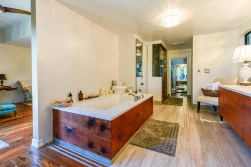 Spacious 2BR Oasis with Hot Tub & Master Bath and Washer Dryer in Los Angeles, USA