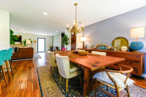 Spacious 2BR Oasis with Hot Tub & Master Bath and Washer Dryer in Los Angeles, USA