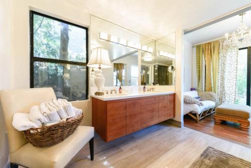 Spacious 2BR Oasis with Hot Tub & Master Bath and Washer Dryer in Los Angeles, USA
