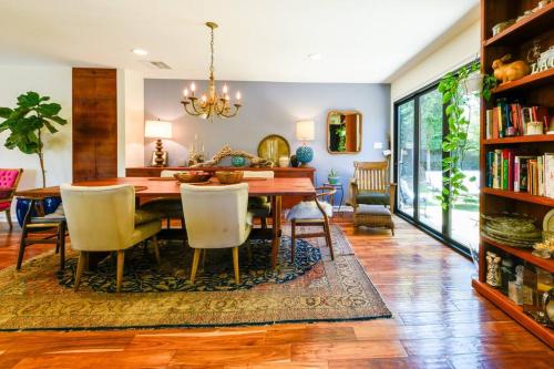 Spacious 2BR Oasis with Hot Tub & Master Bath and Washer Dryer in Los Angeles, USA