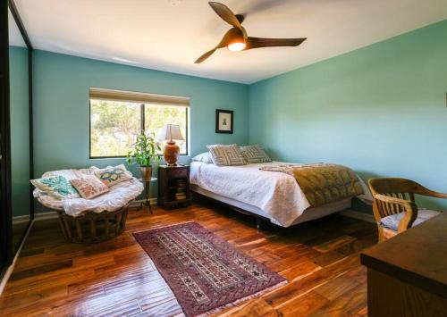 Spacious 2BR Oasis with Hot Tub & Master Bath and Washer Dryer in Los Angeles, USA