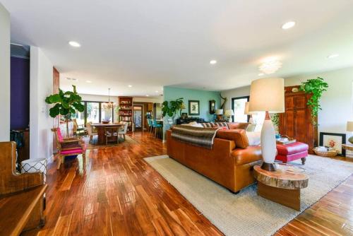 Spacious 2BR Oasis with Hot Tub & Master Bath and Washer Dryer in Los Angeles, USA