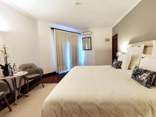 2 twin beds, 1 sofa bed