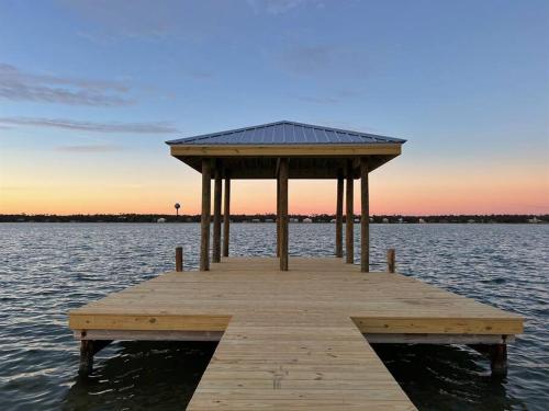 5-STAR Location l Steps2Beach l Lagoon Front image