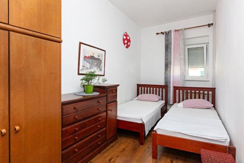 Apartments with a parking space Pirovac Sibenik - 13201 - image 2