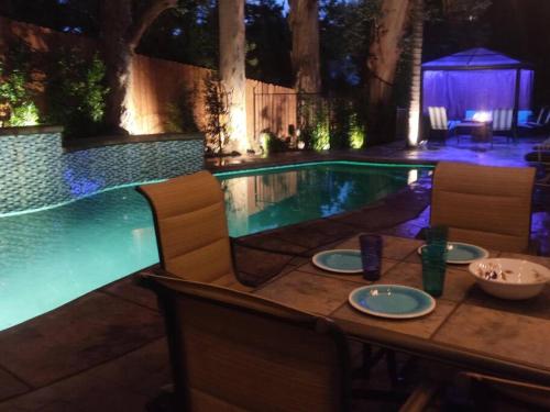 Skyhill Pool, Gym, Game Room Walk to Universal Studios Theme Park in Los Angeles, USA