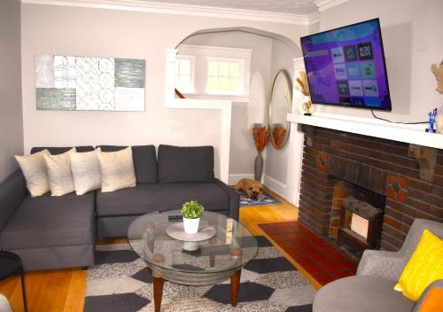 The House Hotels - Thoreau #3 - Centrally Located in Lakewood - 10 Minutes to Downtown Attractions in Lakewood, USA