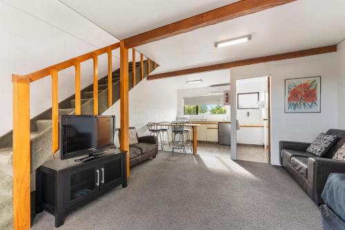 1 queen bed, 5 twin beds