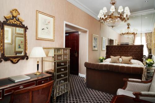 Classic Queen Room image 6