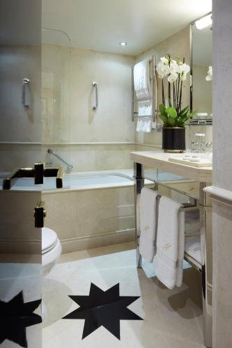 586098320 Milestone Hotel Kensington
