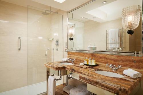 586098349 Milestone Hotel Kensington