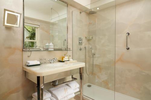 586098368 Milestone Hotel Kensington