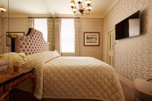 586098374 Milestone Hotel Kensington