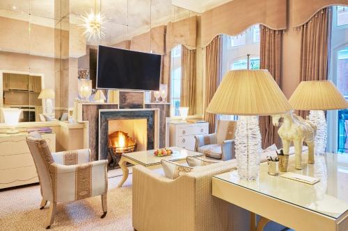 586098376 Milestone Hotel Kensington