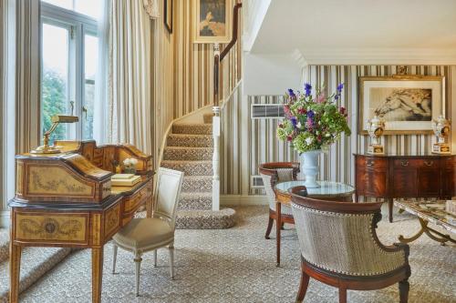 586098425 Milestone Hotel Kensington