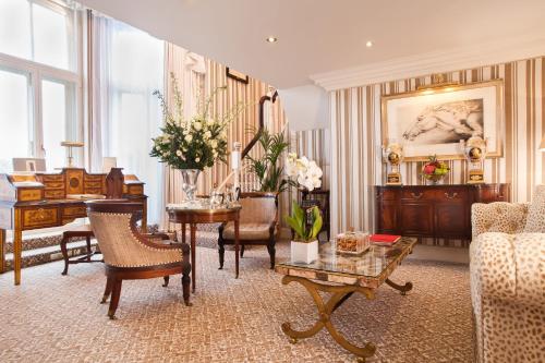 586098427 Milestone Hotel Kensington