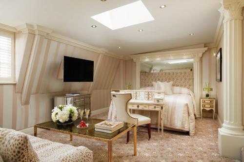586098437 Milestone Hotel Kensington