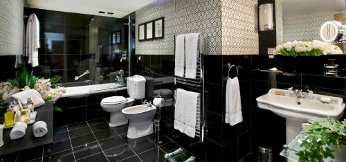586098438 Milestone Hotel Kensington