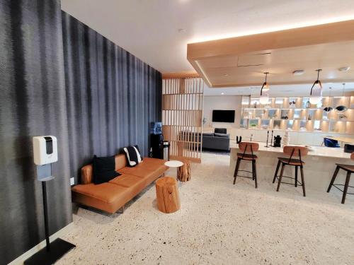 GORGEOUS Hollywood living - image 11
