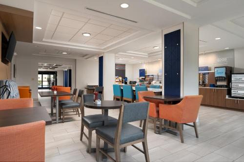 Holiday Inn Express Hotel & Suites Newport South By IHG - 식음료(F&B)