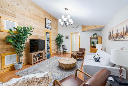 Hot Tub, Fire Pit, Grill, Deck w Resort Amenities in Hedgesville, USA
