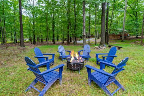 Hot Tub, Fire Pit, Grill, Deck w Resort Amenities in Hedgesville, USA
