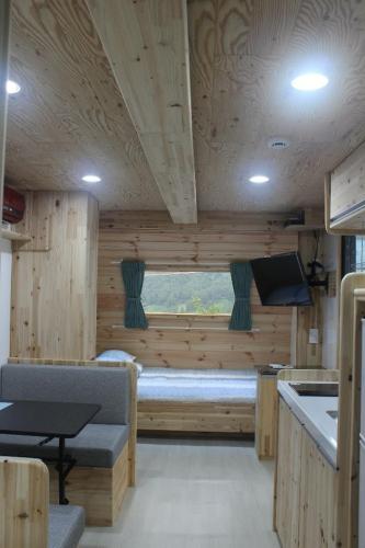 แซนเดิลพาดา คาราวาน (Sandlebada caravan) in คิมแฮ