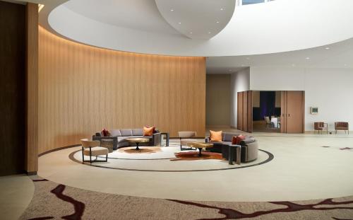 Omni Viking Lakes - image 7