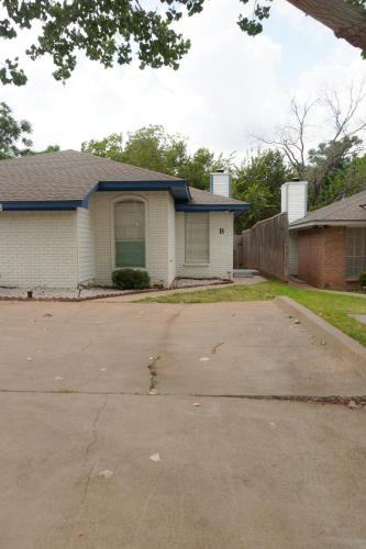2 Bedroom Duplex with King Suite near AT&T Stadium in Arlington, USA