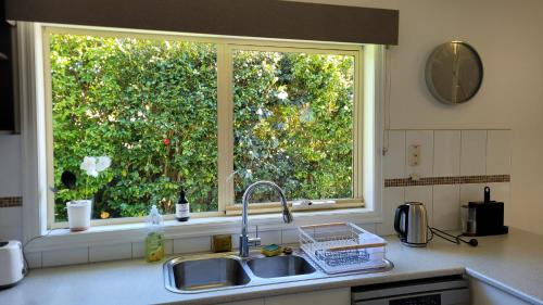 廚房, Bliss Stay Cosy Home 3Bedroom 2Bath in 克羅伊登