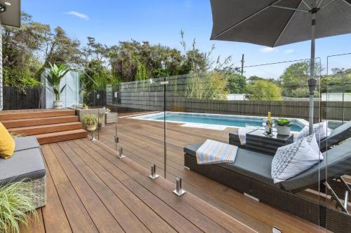 The Pelican - Stylish Poolside Oasis