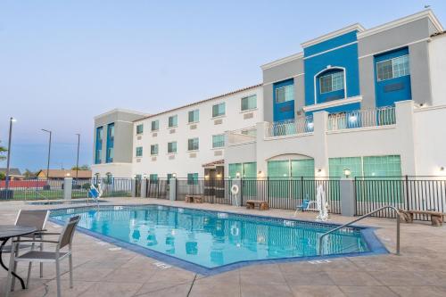 홀리데이 인 익스프레스 호텔 & 스위트 엘 센트로 바이 IHG - 수영장